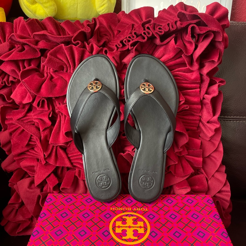 NIB Tory Burch Benton Thong Printed Calf Leather-perfect black/gold 013 size 7